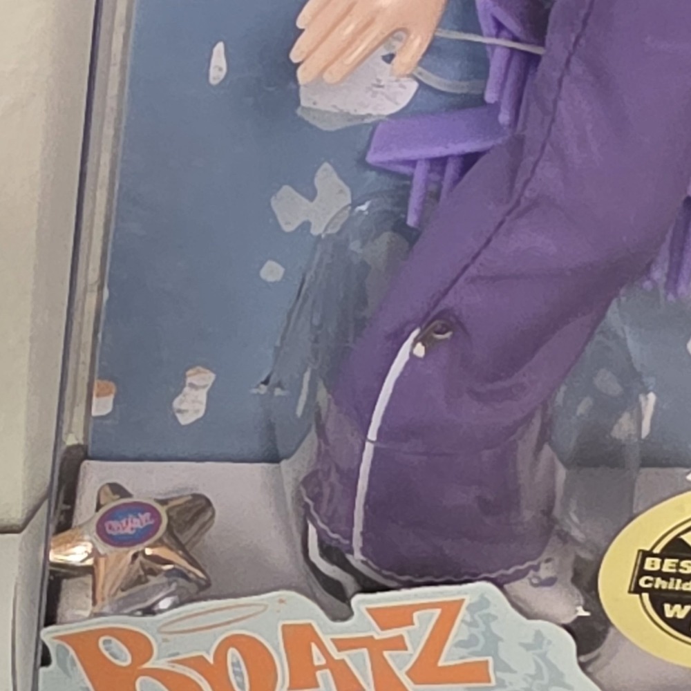 Bratz Play Sportz Snowboarding Lilee Doll NIB Purple Snowsuit Snowboard Trophy - Picture 5 of 6